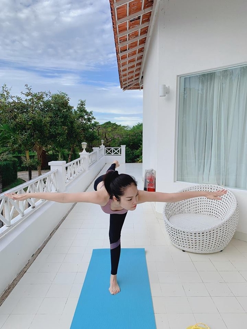 Nữ diễn viên chăm sóc bản thân bằng yoga.