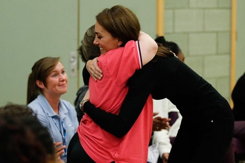 Janet Emery ôm công nương Kate. Ảnh: Getty Images