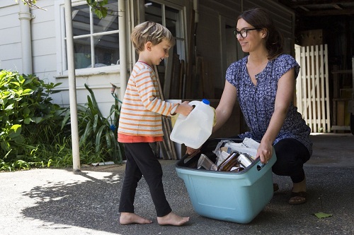 Phụ huynh nên để trẻ tham gia làm việc nhà và giúp đỡ người khác trong phạm vi khả năng của mình. Ảnh: Getty Images