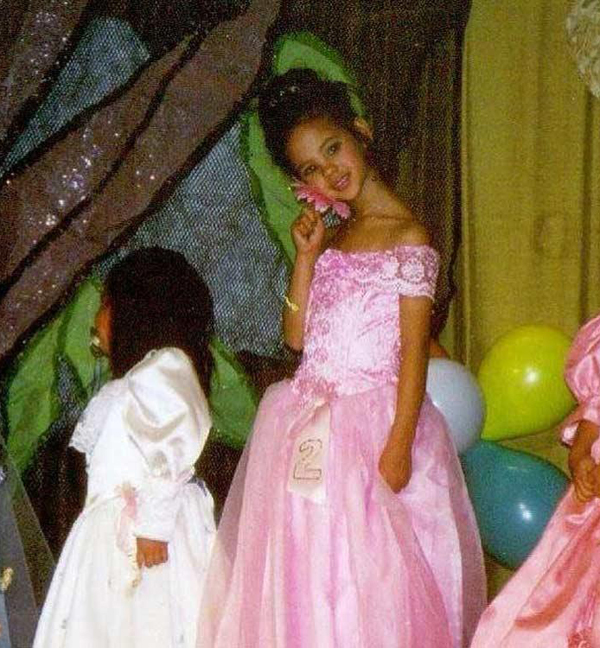 Cô bé Gray 5 tuổi xúng xính trong bộ đầm công chúa khi tham gia cuộc thi.